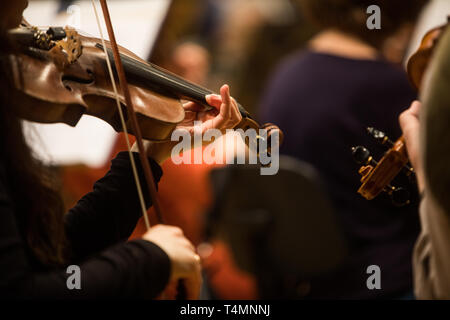 Nahaufnahme von einer Frau auf einer Violine bei einem Konzert. Stockfoto