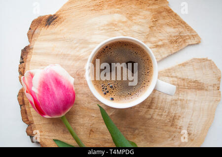 Morgendlichen Tasse Kaffee und einem schönen rosa Tulpe Blume. Flach Stil. Stockfoto
