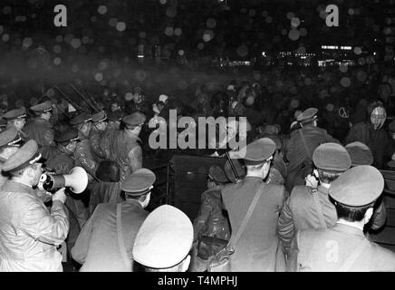 Demonstranten, die in den Strahl eines Polizei Wasserwerfer. Demonstranten versuchten vergeblich, die Auslieferung der Bild-Zeitung Zeitung am 16. April 1968 (Ostermontag) in Frankfurt zu verhindern. Eine starke Polizeitruppe vor dem Societätsdruckerei gestoppt der Menge. Die Polizei setzte Wasserwerfer und Schlagstoecke die Laderampe am Frankfurter Hauptbahnhof zu blockieren. Das Attentat auf den Berliner SDS-Ideologen Rudi Dutschke am 11. April 1968 in Berlin löste eine Welle von Demonstrationen in Deutschland, die das gesamte Osterwochenende dauerte. Sie waren vor allem gegen die Gebäude der Axel Feder Stockfoto