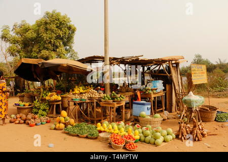 Lebensmittel verkauft werden, auf einem Markt in Benin Stockfoto