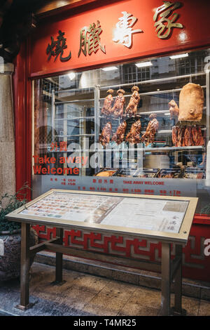 London, Großbritannien - 13 April, 2019: Gebratene Ente auf ein Fenster angezeigt, in dem Sie von einem Restaurant in Chinatown, London. Chinatown ist die Heimat einer großen Ostasiatische Gemeinschaft ein Stockfoto