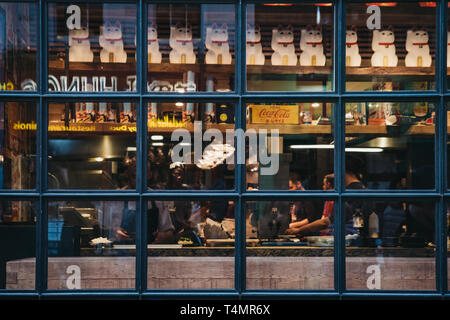 London, Großbritannien - 13 April, 2019: Kunden durch das Fenster des Ichibuns Restaurant in Chinatown gesehen. Chinatown ist die Heimat einer großen Ostasiatische Gemeinschaft Stockfoto