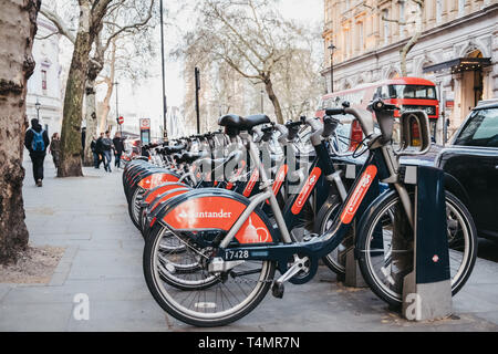 London, Großbritannien - 13 April, 2019: Santander Zyklen Dockingstation Northumberland Avenue, London. Santander Zyklen sind Teil der Transport for London und sind Stockfoto