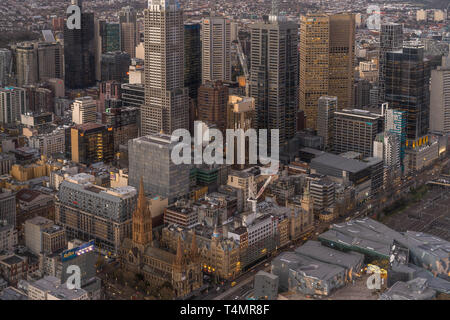 Luftaufnahme von der Flinders Street bei Sonnenuntergang Stockfoto