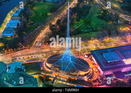 Luftaufnahme der Stadt Melbourne - Arts Center in der Dämmerung Stockfoto