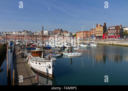 Allgemeine Ansicht der gesamten inneren Marina der Royal Harbour Marina, Ramsgate, Kent, Großbritannien. Stockfoto