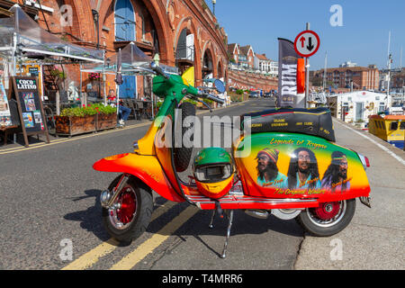 Eine Vespa Roller mit den "Legenden des Reggae' in jamacian Farben in Ramsgate, Kent, Großbritannien gemalt. Stockfoto