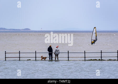 West Kirby windsurfer Paar und Hund. Fluss Dee. Marine Lake Stockfoto