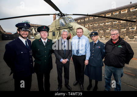 (Von links nach rechts) Aaron Hickland, David Porter sowohl aus Crumlin Road Gefängnis, Johannes McGrilleen CEO von Touristische NI, Phelim Devin, Direktor bei der Crumlin Road Gefängnis, Niamh Lowry von Crumlin Road Gefängnis und Cioste tour guide Peader Whelan stand vor einer stillgelegten Westland Wessex XR 529 ÔECHOÕ Hubschrauber auf der Crumlin Road Gefängnis in Belfast, die ist ein Teil der neuen Mühen themed Tour. Stockfoto