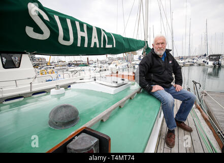 Sir Robin Knox-Johnston auf dem Deck seines Bootes Suhaili, auf dem er vor 50 Jahren als erster rund um die Welt non-stop segelte. Stockfoto