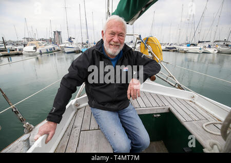 Sir Robin Knox-Johnston auf dem Deck seines Bootes Suhaili, auf dem er vor 50 Jahren als erster rund um die Welt non-stop segelte. Stockfoto