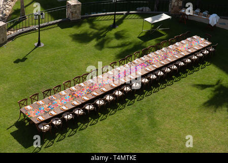 Ein gedeckter Tisch für 42 Personen. /Einen Tisch zum Abendessen für 42 Personen. Stockfoto