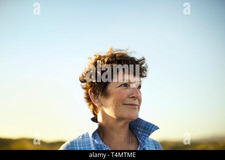 Reife Frau sucht nachdenklich. Stockfoto