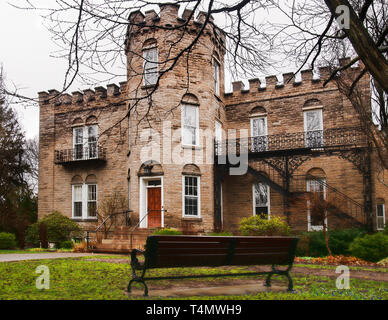 Rochester, New York, USA. April 14, 2019. Anzeigen von Warner Schloss in Highland Park in der Innenstadt von Rochester, NY an einem verregneten Frühling Nachmittag Stockfoto