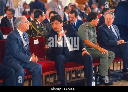 CARACAS, Venezuela - Februar 3, 1989 Präsident von Peru: Alan Garcia, Mitte und Nicaraguas Präsident Daniel Ortega (in Uniform), besuchen Einweihung Venezuelas Präsident Carlos Andres Perez. Stockfoto