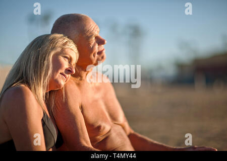 Reife Frau ihren Kopf auf die Schulter, ein älterer Mann. Stockfoto