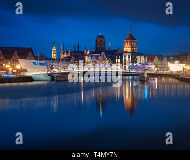 Nacht Blick auf die Altstadt von Danzig. City lights Reflexion in der Mottlau. Stockfoto