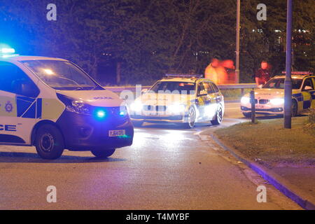 Polizeiliche Präsenz an der Szene eines Straßenverkehr Kollision außerhalb des Miller & Carter Restaurant in Otley, Leeds. Stockfoto