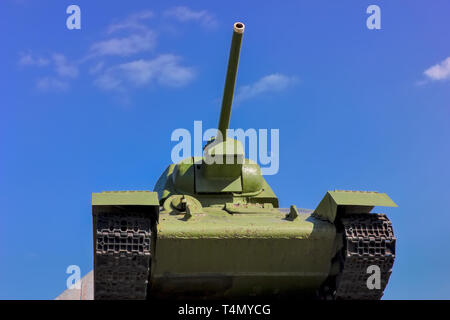 Sowjetischer Panzer T-34 im Krieg im zweiten Weltkrieg auf dem Hintergrund des blauen Himmels. Stockfoto
