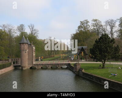 'Viva Elfia': De Haar Schloss ist der Schauplatz für das Frühjahr 2019 "Elfia", Elf Fantasy Fair; das Gebäude ist rot-gelben Fahnen geschmückt. Stockfoto