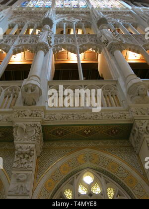 Im prunkvollen Großen Halle an der neogotischen De Haar Schloss, Utrecht; Blick auf die filigranen Schnitzereien und Galerien Stockfoto