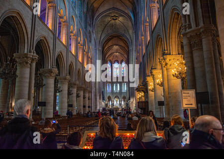 Im Inneren der Kathedrale Notre Dame entfernt. Details des Interieurs von Notre Dame de Paris, in der Kathedrale Unserer Lieben Frau von Chartres (Cathedrale Notre-Dame) Stockfoto