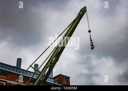 Haken hängend an einem Kran an einem bewölkten Tag. Stockfoto