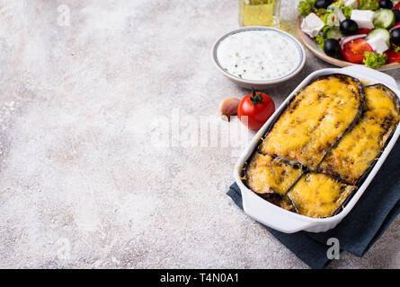 Traditionelle griechische Moussaka mit Aubergine Stockfoto