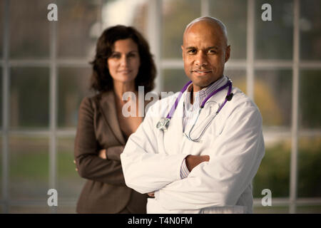 Portrait von zwei lächelnde Mitte nach Ärzten. Stockfoto