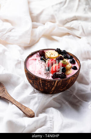 Dessert schön Creme mit Acai Berry Stockfoto