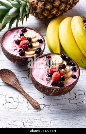 Frozen Dessert schön Creme mit Acai Stockfoto