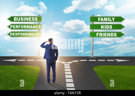 Geschäftsmann mit harte Wahl von Leben und Werk Balance Stockfoto