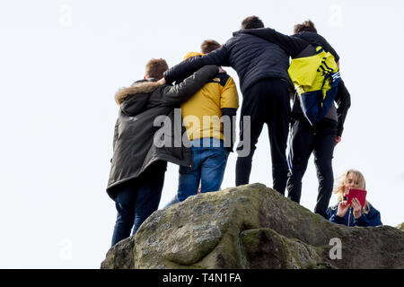 Jugendliche, die eine Gruppe Foto auf ein Mobiltelefon in der Landschaft, Großbritannien Stockfoto