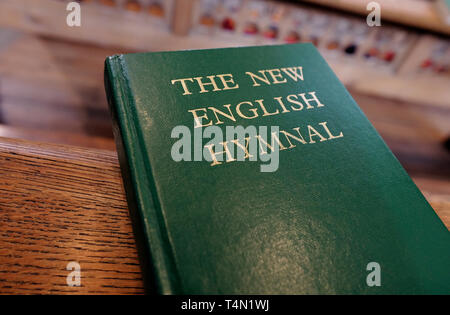 Die neuen englischen Gesangbuch Gesangbuch auf Kirche, Kirchenbank, Norfolk, England Stockfoto