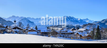 Verschneite Dorf Schöllang bei Oberstdorf im oberen Allgäu Stockfoto
