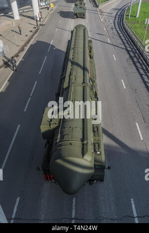 Moskau, 7. Mai 2015. 15 U 175 M RS-24 Yars Position auf dem Roten Platz in der Generalprobe für die Siegesparade, Ansicht von oben zu beteiligen. Stockfoto