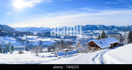 Bauernhaus in beeindruckender Natur der winterlichen Allgäuer Alpen Stockfoto