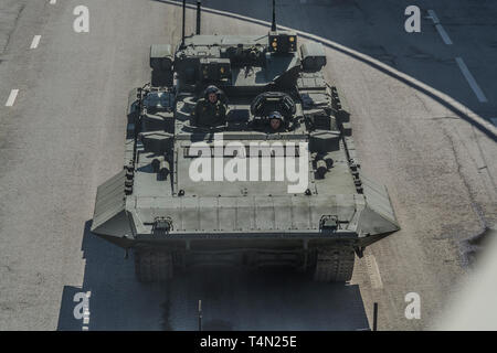 Mai 7, 2015. Schwerer Schützenpanzer T-15 Armata kehrt vom Roten Platz nach dem Sieg Parade Probe, Vorderansicht. Stockfoto