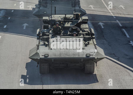 Mai 7, 2015. Schwerer Schützenpanzer T-15 Armata kehrt vom Roten Platz nach dem Sieg Parade Probe, Vorderansicht. Stockfoto