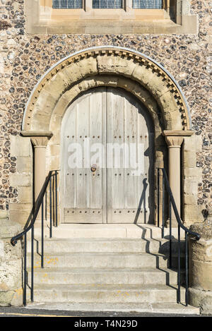 Tür zur Straße von Saint Leonards Kirche, Seaford Sussex Stockfoto