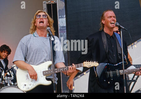 Bolland und Bolland, die niederländischen Brüder Robert Rob und Ferdinand Ferdi, als Sänger bei einem Auftritt, Deutschland 1987. Dutch Pop Duo, die Brüder Robert Rob und Ferdinand Ferdi wie der Band "Bolland und Bolland" in Deutschland 1987. Stockfoto