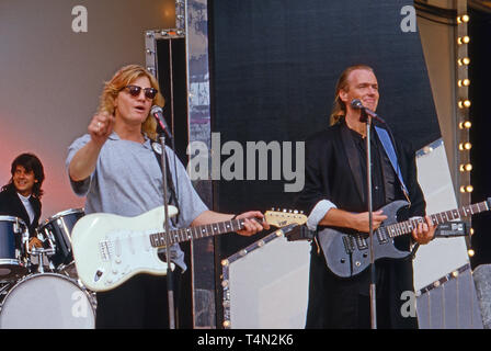 Bolland und Bolland, die niederländischen Brüder Robert Rob und Ferdinand Ferdi, als Sänger bei einem Auftritt, Deutschland 1987. Dutch Pop Duo, die Brüder Robert Rob und Ferdinand Ferdi wie der Band "Bolland und Bolland" in Deutschland 1987. Stockfoto