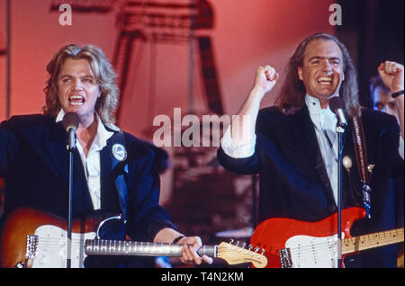 Bolland und Bolland, die niederländischen Brüder Robert Rob und Ferdinand Ferdi, als Sänger bei einem Auftritt, Deutschland 1987. Dutch Pop Duo, die Brüder Robert Rob und Ferdinand Ferdi wie der Band "Bolland und Bolland" in Deutschland 1987. Stockfoto