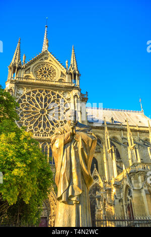 Paris, Frankreich, 1. Juli 2017: Details von Papst Johannes Paul II., Statue von Kirche Notre Dame von Paris, Frankreich. Gotische Architektur der Kathedrale von Paris. Stockfoto