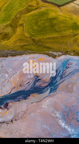 Riverbed Muster, Skafta Fluss, Island Dieses Bild wird mit einer Drohne erschossen. Stockfoto