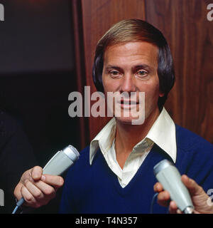 Pat Boone, amerikanischer Sänger und Wittlich, bei einem Interview, Deutschland Ca. 1976. Amerikanischen Sänger und Schauspieler Pat Boone ist in einem Interview, Deutschland Ca. 1976. Stockfoto