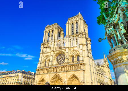 Französische Architektur der Kathedrale Notre Dame von Paris, Frankreich. Schönen, sonnigen Tag in den blauen Himmel. Unsere Liebe Frau von Paris Kirche. Zentrale Hauptfassade mit Stockfoto