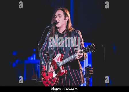 Torino, Italien. 16 Apr, 2019. Manuel Agnelli, Sänger und Gründer der italienischen Punk Rock Band "afterhours" live auf der Bühne in Turin, am Teatro Colosseo, für seine Solo acoustic Tour 2019 "Ein Abend mit Manuel Agnelli". Credit: Alessandro Bosio/Pacific Press/Alamy leben Nachrichten Stockfoto