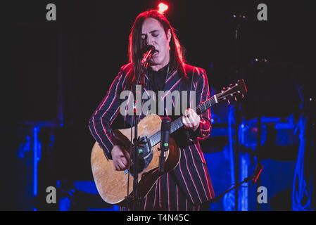 Torino, Italien. 16 Apr, 2019. Manuel Agnelli, Sänger und Gründer der italienischen Punk Rock Band "afterhours" live auf der Bühne in Turin, am Teatro Colosseo, für seine Solo acoustic Tour 2019 "Ein Abend mit Manuel Agnelli". Credit: Alessandro Bosio/Pacific Press/Alamy leben Nachrichten Stockfoto