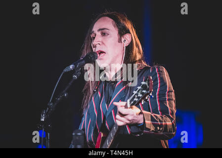 Torino, Italien. 16 Apr, 2019. Manuel Agnelli, Sänger und Gründer der italienischen Punk Rock Band "afterhours" live auf der Bühne in Turin, am Teatro Colosseo, für seine Solo acoustic Tour 2019 "Ein Abend mit Manuel Agnelli". Credit: Alessandro Bosio/Pacific Press/Alamy leben Nachrichten Stockfoto